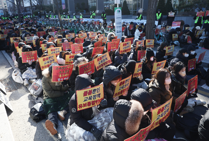 지난 25일 서울 여의도 국회 앞에 모인 유치원 교사들이 유보통합 반대 집회를 벌이고 있다. 연합뉴스