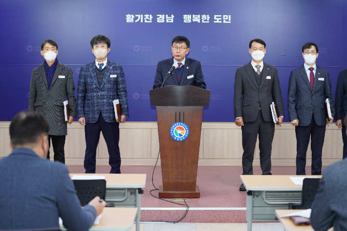 경남도 정연상 농정국장이 브리핑을 하고 있다. 경남도청 제공