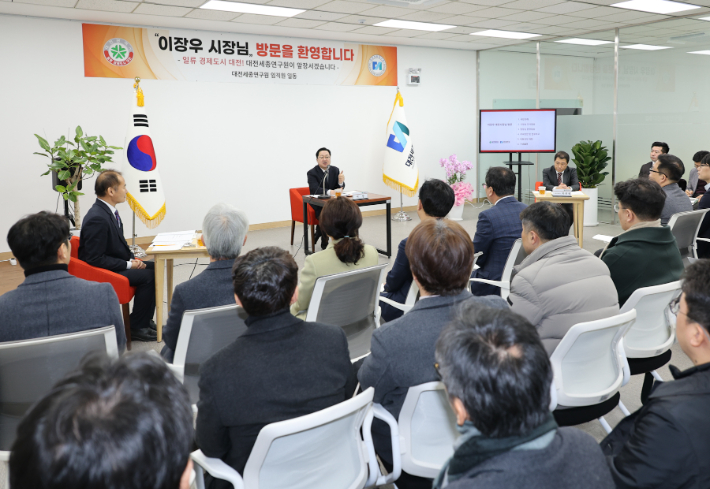대전세종연구원을 방문해 직원들과 대화의 시간을 갖는 이장우 대전시장(사진 맨 앞). 대전시 제공