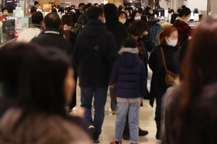 지난달 30일 서울의 한 백화점을 찾은 시민들이 쇼핑을 하고 있다. 연합뉴스