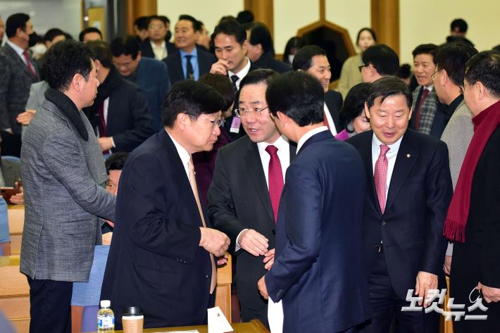 국민공감 회의 참석하는 주호영 원내대표와 의원들