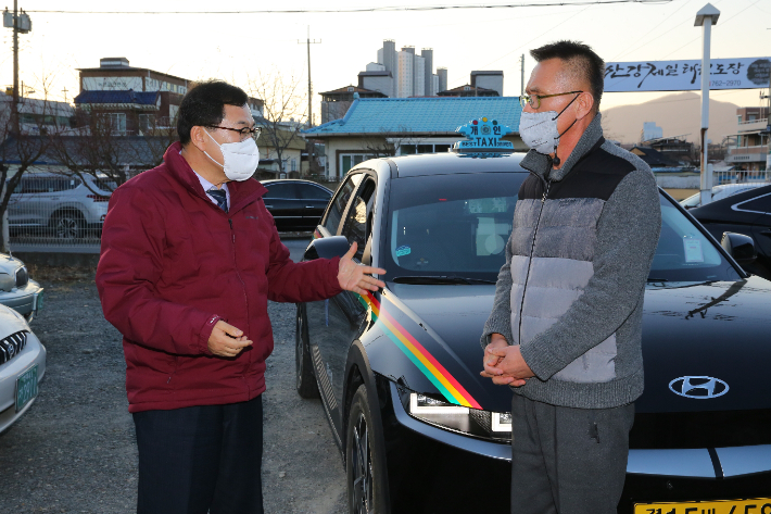 주낙영 경주시장이 택시 업체를 방문해 안전운전을 부탁하고 있다. 경주시 제공