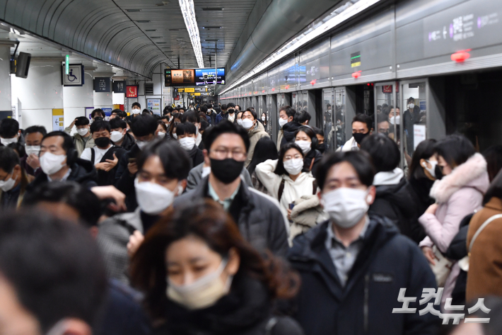  서울 광화문역 승강장에서 시민들이 지하철을 이용하고 있다. 류영주 기자
