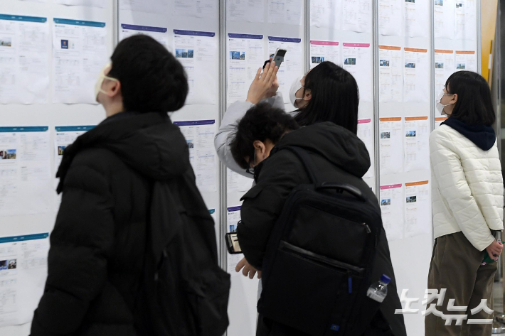 1일 서울 양재동 aT센터에서 열린 2023 공공기관 채용정보 박람회를 찾은 구직자들이 게시판을 살펴보고 있다. 박종민 기자