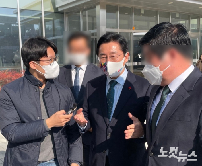 지난달 11일 공직선거법 위반 혐의로 기소된 박경귀 아산시장(오른쪽 두번째)이 취재진의 질문에 답하고 있다. 인상준 기자