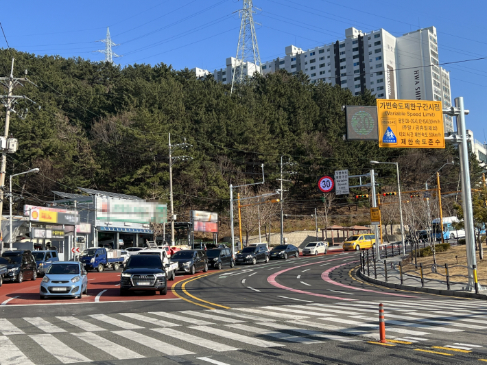 부산경찰청은 사하구 구평초등학교 앞 도로에 가변형 속도 제한 시스템을 도입한다고 밝혔다. 부산경찰청 제공