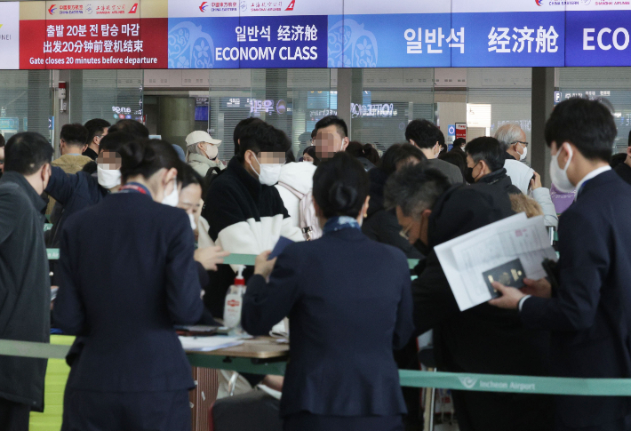 한국발 입국자 코로나 검사 첫날…중국인은 검사 면제