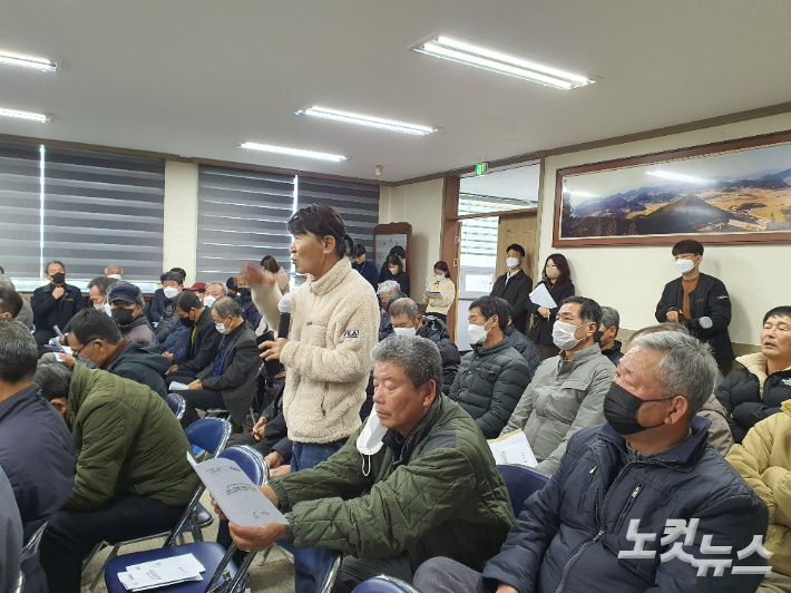 토론회에 참석한 주민이 군수에게 제안하고 있다. 고영호 기자