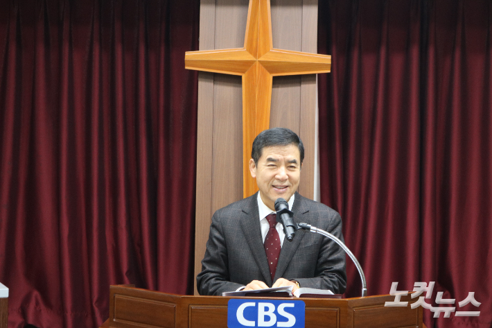정영협 목사가 지난 1일 대전CBS 예배실에서 '믿음과 실제'를 주제로 설교 말씀을 하고 있다. 정세영 기자 