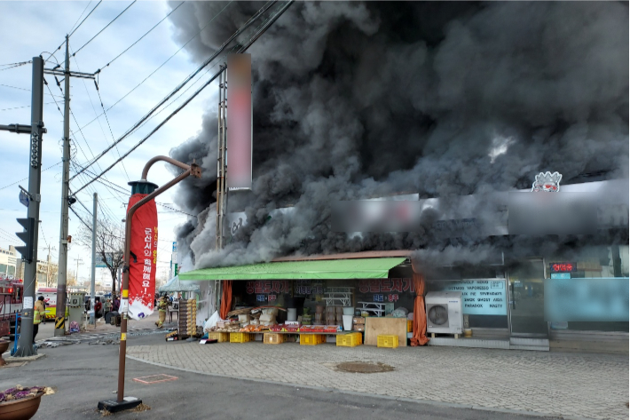 2일 오전 10시 19분쯤 전북 군산시 소룡동의 소룡사거리에 있는 상가 건물에서 불이 났다. 전북소방본부 제공
