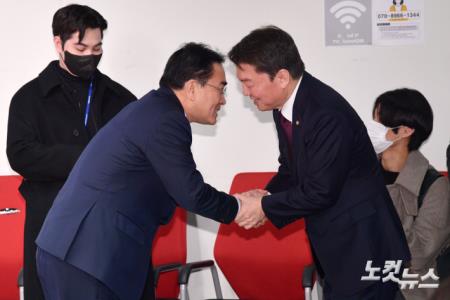 2일 오전 서울 여의도 국민의힘 중앙당사에서 각각 당 대표와 최고위원 후보 등록을 마친 안철수, 태영호 의원이 인사를 나누고 있다.