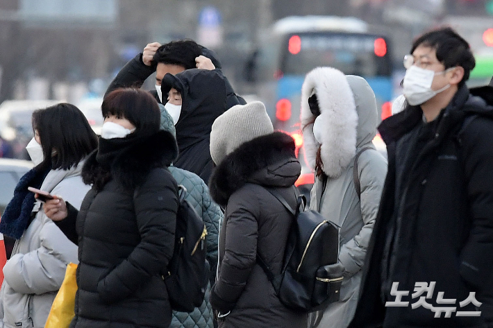 시민들이 옷깃을 여민 채 발걸음 옮기고 있다. 박종민 기자