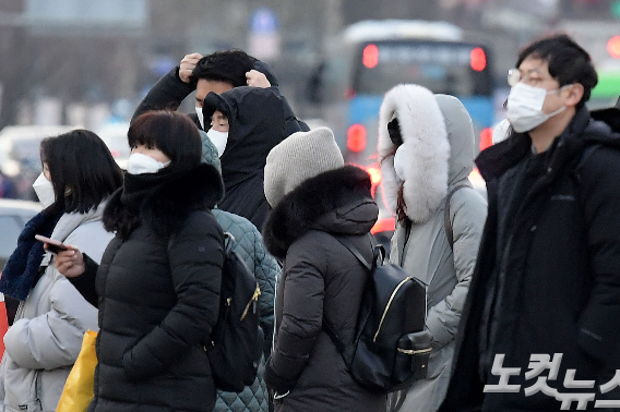 시민들이 옷깃을 여민 채 발걸음 옮기고 있다. 박종민 기자