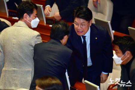 동료 의원들과 인사하는 장재원 의원