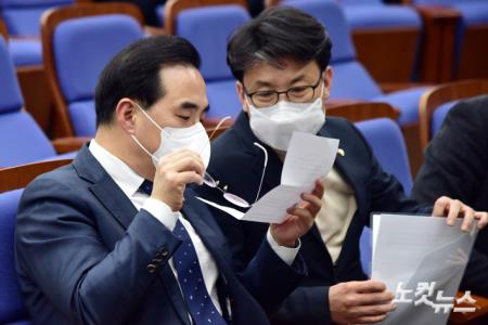 논의하는 박홍근 원내대표-진성준 원내수석부대표