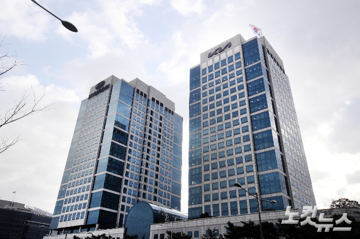 서울 서초구 기아자동차(오른쪽)와 현대자동차 본사 사옥. 박종민 기자