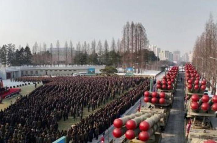  북한이 지난해 12월 31일 노동당 중앙위원회 제8기 6차 전원회의에서 공개한 600㎜ 초대형 방사포. 연합뉴스