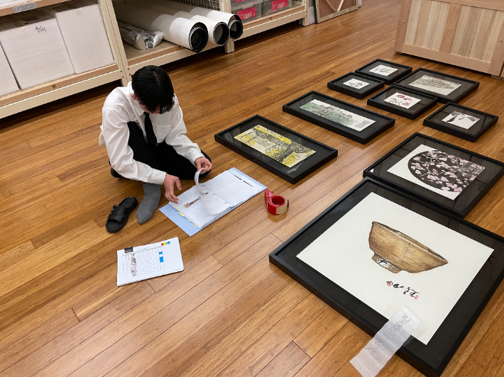 솔거미술관 인턴십 프로그램에 참가한 정군이 작품목록 대장을 정리하고 있다. 경주엑스포대공원 제공