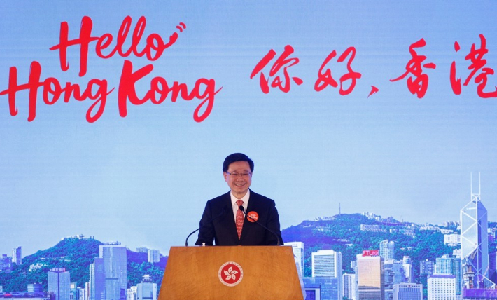 존 리 홍콩 행정장관이 2일 홍콩 컨벤션센터에서 관광객 유치 행사 '헬로 홍콩' 캠페인의 시작을 알렸다. 연합뉴스