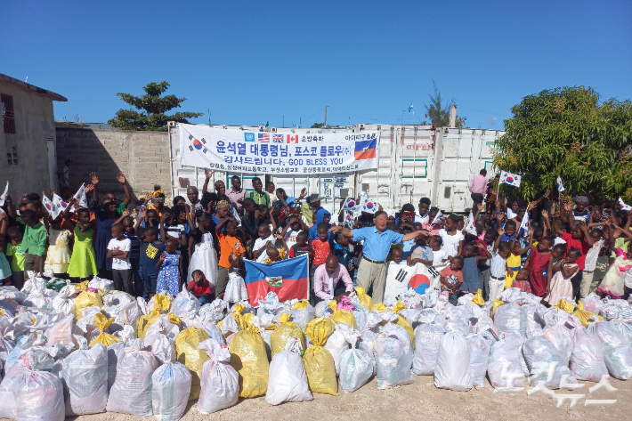 지난 1월 8일, 원승재 목사가 지진 피해를 입은 아이티 이재민들에게 구호품을 전달했다. 원승재 목사 제공
