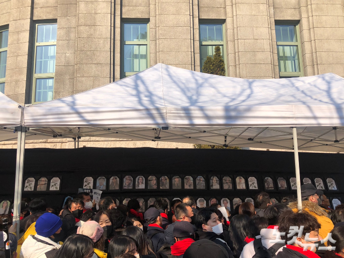 4일 오후 10·29 이태원참사 시민대책회의 등은 서울광장에 기습적으로 분향소를 설치했다. 희생자들의 영정이 놓여진 모습. 이은지 기자
