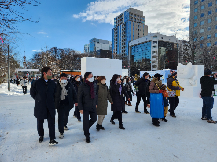 이장우 대전시장을 포함한 대전시 관계자 등이 4일 오전 일본 삿포로 오도리 공원에서 '삿포로 눈축제'를 둘러보고 있다. 대전시 제공