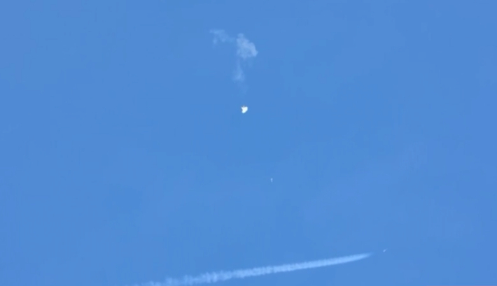가운데 흰 물체가 중국 스파이 풍선. 그 아래로 잔해도 함께 추락하고 있다. 트위터 캡처