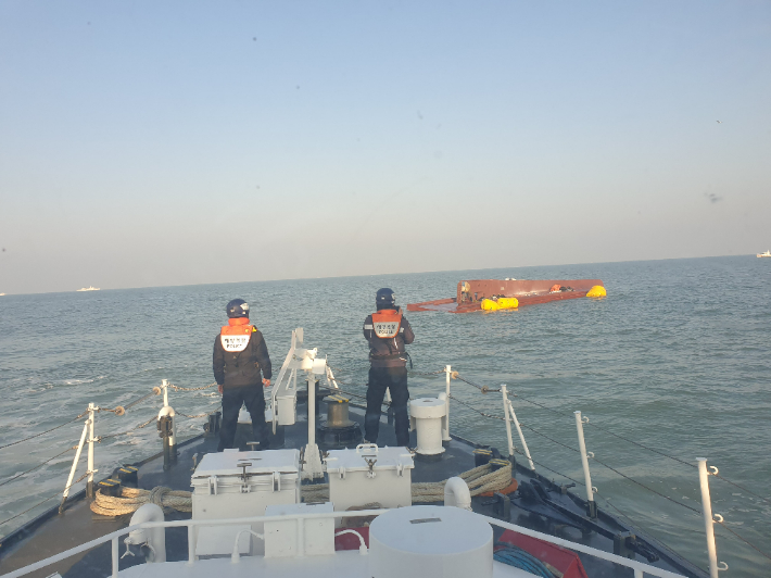 5일 해경이 전남 신안군에서 전복된 어선 실종자를 찾기 위해 수색을 하고 있다. 목포해양경찰서 제공
