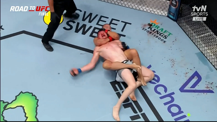 리어 네이키드 초크로 UFC 3연승을 거머쥔 '돌거북' 박준용. 티빙 중계 캡처