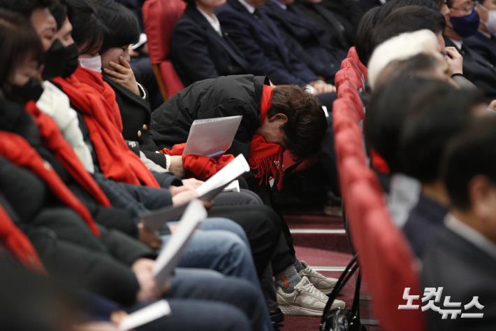 이태원참사 유가족들이 5일 서울 여의도 국회 의원회관에서 열린 10.29 이태원 참사 국회 추모제에서 오열하고 있다.