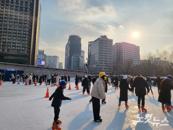 5일 서울광장 스케이트장에선 주말 나들이를 나온 가족·연인·친구들이 즐거운 한때를 보내고 있었다. 박희영 기자