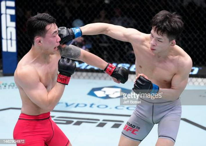 '코리안 더비'로 격돌한 최승(왼쪽)과 박현성. UFC 제공/게티이미지
