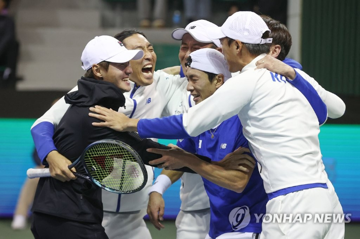 '해냈다!' 5일 서울 송파구 올림픽공원 실내테니스 경기장에서 열린 2023 데이비스컵 최종 본선 진출전(4단 1복식) 4단식 한국 홍성찬과 벨기에 지주 베리스의 경기에서 세트 스코어 2 대 0(6-3 7-6<7-4>)으로 승리한 한국 홍성찬이 권순우 등 선수단과 기뻐하고 있다. 연합뉴스