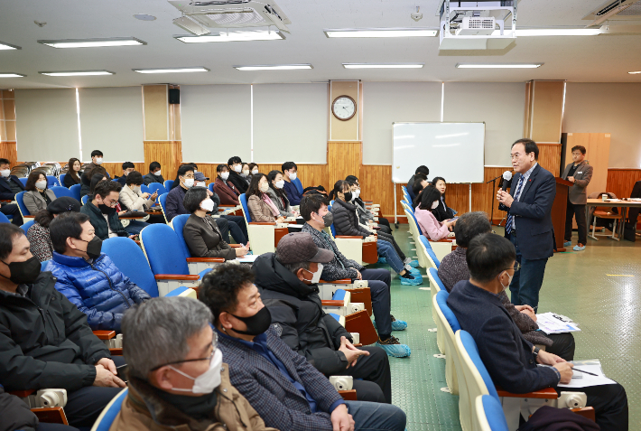 서거석 전북교육감은 4일 전라중학교 시청각실에서 '전라중 이전 적지 활용 미래교육캠퍼스 설립 설명회'를 개최했다. 전북교육청 제공