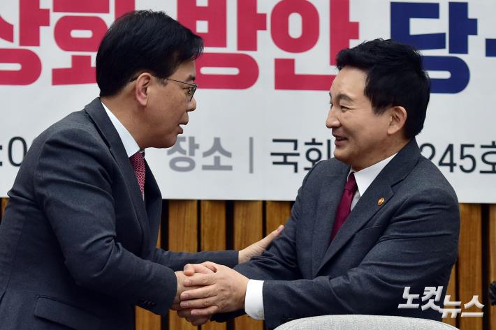 인사하는 원희룡 장관-송언석 원내수석부대표