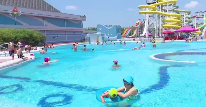 평양 문수물놀이장에서 북한 주민들이 물놀이를 하는 모습. 연합뉴스