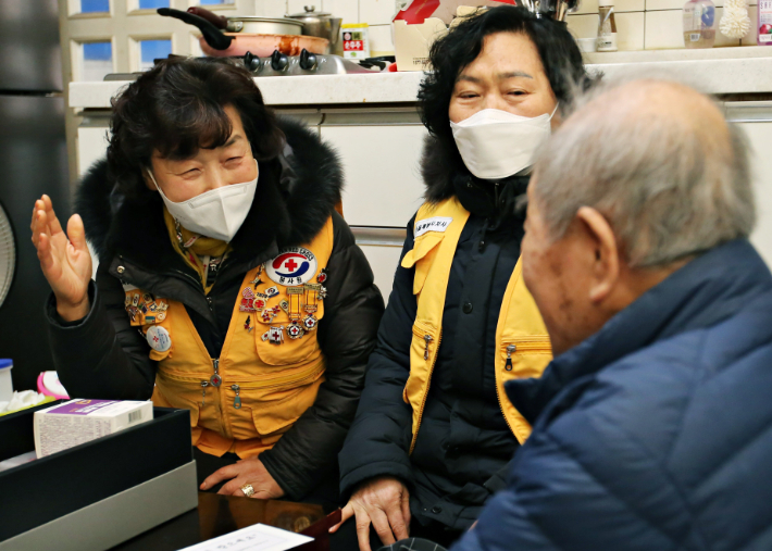 대한적십자사 서울특별시지사 적십자 봉사원들이 지난 1월 27일 상봉 경험이 없는 김이호 할아버지(105세) 댁을 방문, 건강식품과 위로금을 전하며 안부를 묻고 있다. 연합뉴스