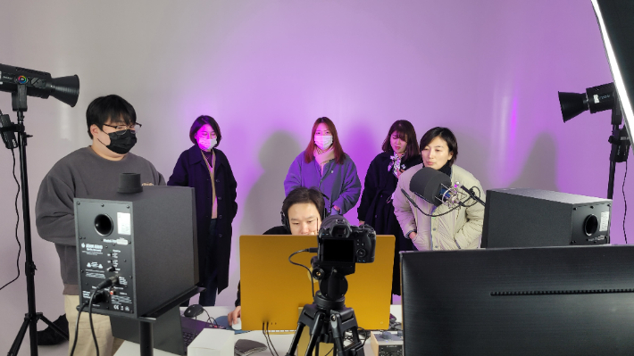 용인시 관계자들이 공유스튜디오를 찾아 촬영 카메라, 조명, 편집용 카메라 등을 점검하고 있다. 용인특례시청 제공