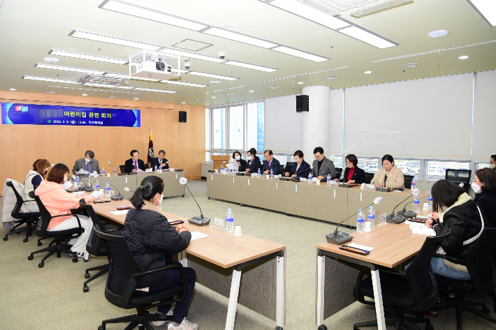 지난 3일 오후 1시 30분 사상구청에서 구와 시 관계자 및 어린이집 원장, 학부모들이 한자리에 모여 어린이집 폐쇄를 두고 대책 회의를 열었다. 사상구청 제공