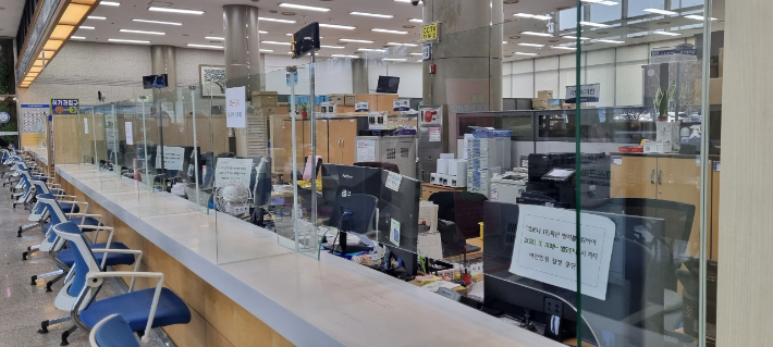 천안시가 민원창구 가림막을 아크릴재질에서 안전 강화유리로 교체했다. 천안시 제공