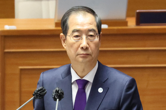 한덕수 국무총리가 6일 국회 본회의에서 열린 정치·외교·통일·안보 분야 대정부질뭉에서 의원들의 질문을 듣고 있다. 연합뉴스