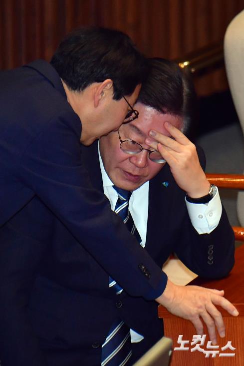 더불어민주당 이재명 대표와 김성주 의원이 6일 서울 여의도 국회 본회의 정치·외교·통일·안보에 관한 대정부 질문에서 대화를 하고 있다.
