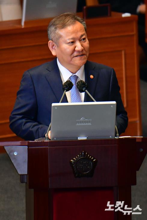 이상민 행정안전부 장관이 6일 서울 여의도 국회에서 열린 국회 본회의 정치·외교·통일·안보에 관한 대정부 질문에서 의원 질의에 답변을 하고 있다.