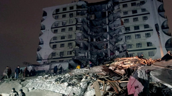 강진으로 무너진 튀르키예 남동부 디야르바키르의 한 건물에서 구조작업을 하는 사람들 모습. 연합뉴스