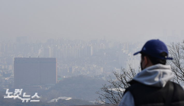 추위가 물러난 자리에 미세먼지가 찾아온 6일 오전 서울 남산에서 바라본 서울 도심이 뿌옇게 보이고 있다. 류영주 기자