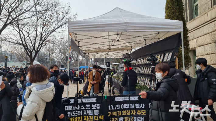 시민들이 6일 오후 2시쯤 서울광장에 마련된 합동분향소에서 조문을 마치고 나오는 모습이다. 양형욱 기자