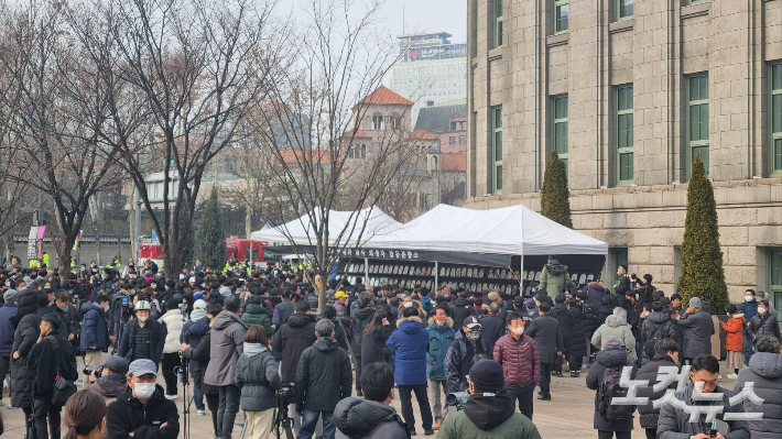 6일 오전 1시쯤 유가족 측 기자회견을 앞두고 많은 시민들이 서울광장을 찾았다. 양형욱 기자
