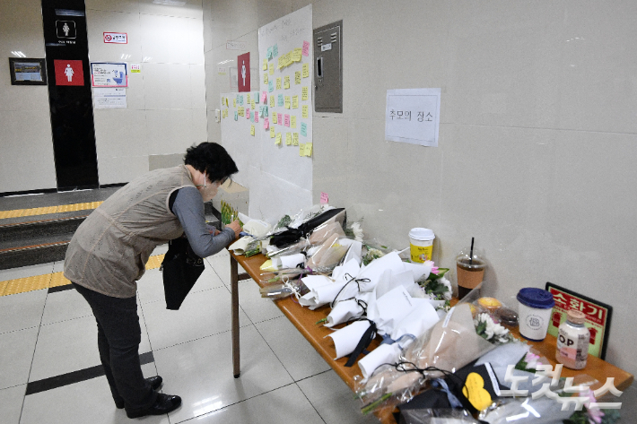 서울 지하철 2호선 신당역 여자화장실 입구에 마련된 추모공간을 찾은 한 시민이 피해자를 추모하고 있다. 류영주 기자