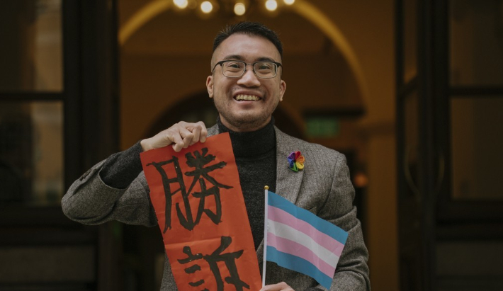 홍콩 트렌스젠더 활동가 헨리 에드워드 쯔가 지난 6일 홍콩 법원의 판결을 환영하며 '승소'라고 적힌 종이를 들어 보인 모습. 연합뉴스