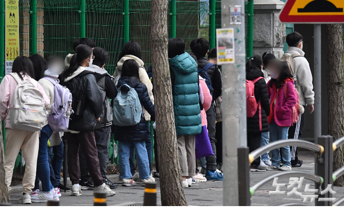 서울 시내 한 초등학교에서 학생들이 등교하고 있다. 박종민 기자